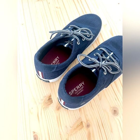 SPERRY Top-Slider kids shoes: Size 2.5 Great condition; only worn a few times! - Picture 4 of 6